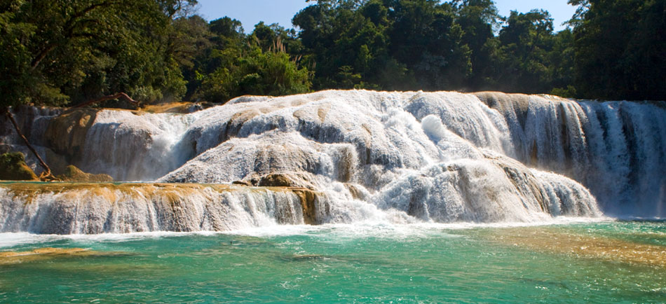 Desde el punto más alto de este afluente hasta el lugar más bajo, el turista puede apreciar el tono azul turquesa del agua.